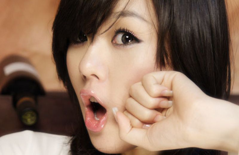 Сексуальная красотка японская получает большой член в рот. 