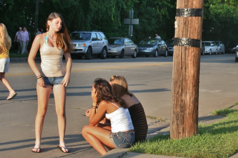 Две девушки в эротичных костюмах пришли на фест и попались на камеру а точнее их жопы