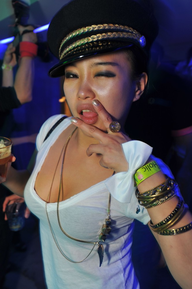 Азиатка в клубе - 27 фото